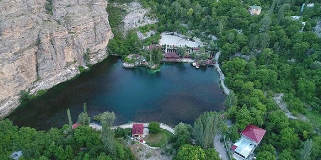 Uzundere   <br>Uluslararas Sakin Kentler Birlii tarafndan geen yl "Trkiye'nin 11. sakin kenti" seilen Uzundere, Tortum elalesi, Tortum Gl, Yedigller'in yan sra tarihi kiliseleri, kprleri, yemyeil yaylalar ve ormanlaryla dikkati ekiyor.