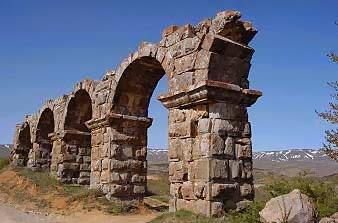 Yalva :    Isparta'nn bir ilesi olan Yalva , doal gzellikler asndan Trkiye'nin en ansl yerlerinden biridir. Tarihte birok medeniyete ev sahiplii yam olan kent, tarihi mahalle frnlar ve yemek kltryle de ne kmaktadr.