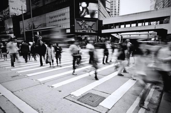 Yaamn hzlanmas sonucu insanlar daha hzl yemek yemek, daha hzl alveri yapmak, gidecekleri yere daha hzl varmak iin belli bir tempo iinde koturup durmaktadrlar.