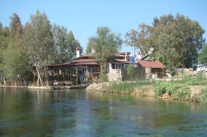 Akyaka :    Mula iline bal bir belde olan Akyaka, mavi yolculuklarn en nemli urak noktalarndan biridir. Yakn zamana kadar bir balk ky olan Akyaka, iinden geen Azmak nehri ile nemli bir cazibe merkezi haline gelmi. Azmak aynda yaplan tekne turlarnn keyfi inanlmaz ...