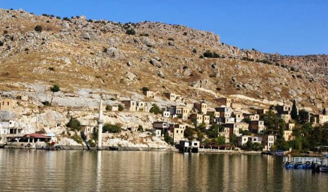 Halfeti :<br>    Trkiye'nin en yeni sakin ehri Halfeti. En son Antep-Urfa gezimiz srasnda gezme ansm oldu, gerekten ok etkileyici bir yer. Frat nehri kysnda bulunan Halfeti ok sayda tarihi eser barndryor. Birecik Barajnn yapm sonras baraj sular altnda kalm olan Savaan Kyn ve Rumkale'yi gezmek iin tekne turlarndan faydalanabilirsiniz. zellikle Halfeti'deki sivil mimari rnekleri ok ekici.