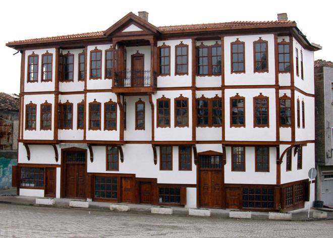 Masmavi denizin, dantel gibi koylarn ve usuz bucaksz yeilin, dinlemeye doyamayacanz bir mzik oluturduu, Trkiye&#8217;nin en mutlu ilinin, en mutlu ilesi; Gerze. Cittaslow nvann 2017 ylnda elde eden Gerze, bu baarsn canla bala sahip kt doasna, her biri gz nuru olan el sanatlarna, tad damanzdan hi gitmeyecek yresel yemeklerine ve scack insanlarn sizi bekledii misafirperverliine borlu. leye admnz attnz an, evlerin bahelerindeki ieklerin kokusu karlayacak sizleri. Hala tertemiz kalabilmi havasn solurken, kalabalk bir ehir hayatnn grltsn deil, sakin bir balk kasabasnn dinginliini hissedeceksiniz.  <br>  Her Cuma gn kyllerin rnlerini Gerze halkna ve misafirlere sergiledii retici Pazarnda doal olarak yetitirilen tarm rnlerini bulabilir, sizi glmsemeyle karlayacak meknlarmzda yresel yiyeceklerimizin tadna varabilir, bunun yan sra ahap oyuncak, model gemi, ini ve pekir atlyelerimizi ziyaret edip kltrmzn ve gemiimizin nasl yeniden yaatldna ahitlik edebilirsiniz. Gerze, sosyal ve kltrel gelimiliiyle, herkesin ehir yaamndan kap yerlemeyi dledii,  insanlarn birbirleriyle iletiim kurabildii, evlerin bahelerindeki gllerin blbllerle sohbet ettii kk ve irin sahil kasabasdr. Gerze hayallerinizin yaand bir ile ve sizi de bunun bir paras olmaya davet ediyor.