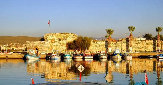 Seferihisar :  <br>  zmir'in Seferihisar ilesi Trkiye'deki ilk sakin ehir. nemli bir turizm merkezi olmasna ragmen, yerel deerlerini ve geneneksel ky yerleimini koruyarak bir cazibe merkezine dnt. zellikle Sack mahallesi ile nldr.