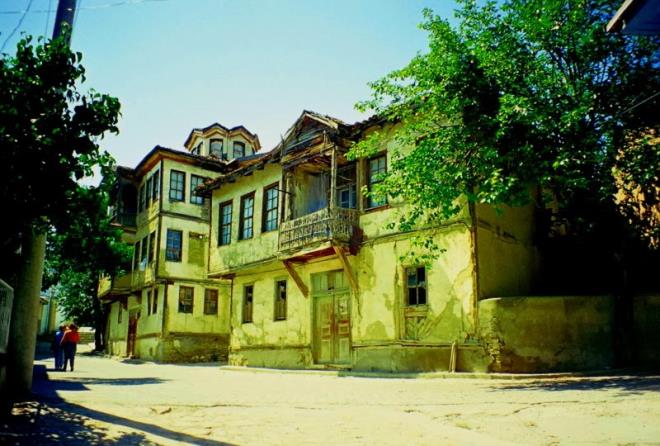 Tarakl :  <br>  Sakarya'nn Tarakl ilesi baaryla koruduu mimari dokusuyla gz dolduruyor. Eski konaklar, camiler, dar sokaklar size gemie yolculua karacak boyutta.<br>    Akas buras hakknda bir bilgim yoktu Cittaslow haraketini incelerken rendim Tarakl'nn varlnve hemen listeme ekliyorum, en ksa zamanda grlmeli ...