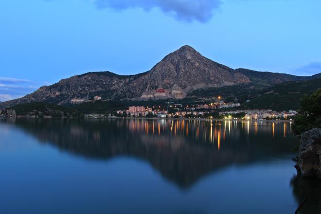 Eirdir  <br>  Isparta ili snrlarnda yer alan Eirdir, her mevsim ve gnn her saatinde renk deitiren Eirdir Gl, tapusu Eirdir halk tarafndan Yce nder Atatrk&#8217;e verilen Can adas, Trk Silahl kuvvetlerinin Da Komando Okulu, dnyada eine az rastlanan Kasnak Meesi ve Sla Ormanlar, Trkiye&#8217;nin en nde gelen Kemik Hastalklar Hastanesi, elmas ve sadece Eridir&#8217;de grlen Apollon Kelebei ile tarih ve doa zengini bir iledir.