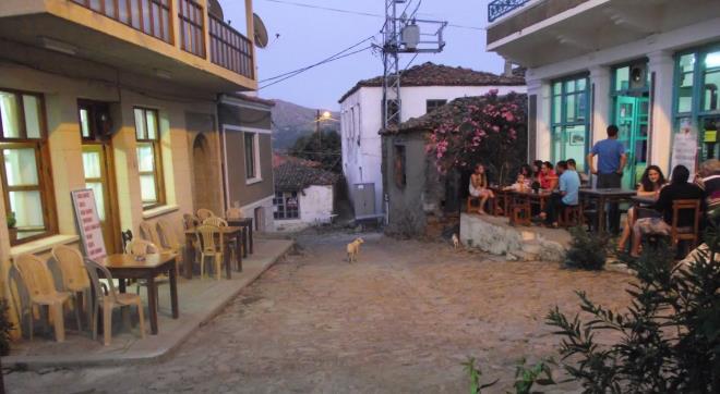 Gkeada :  <br>  Trkiye'nin en byk adas olan Gkeada, tam bir sessizlik liman, yani imdilik (!) Henz kefedilmemi geni plajlar ve tarihi ta evleri ile nl olan Gkeada, ayn zamanda Trkiye'nin en bat ucu.  Son yllarda organic tarm projeleri ile dikkat ekiyor. Sualt gzellikleriyle de nemli bir dal merkezi olmaya aday.