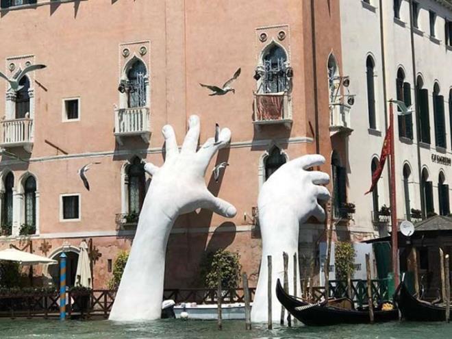 <strong>8. Venedik&#39;e &#39;&#39;Destek&#39;&#39; elleri</strong>  talyan sanat Lorenzo Quinn'in 2017 Venedik Bienali iin yapt ''Support'' (Destek) heykelleri ile kresel snma iin derhal harekete geilmesi iin arda bulunuyor.<p>    Kresel snmann bir sonucu olarak sular altnda kalaca ngrlen talya'nun Venedik kentinin sanat ehri olduunu syleyen Lorenzo kentin bu zelliini srdrebilmesi iin destee ihtiyac olduunu nk iklim deiiklii ve rme tehlikesi ile kar karya olduunu belirtiyor.