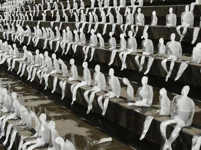 1. Berlin'de kk buz adam heykelleri  <p>  Almanya'nn bakenti Berlin'de bir konser salonunun merdivenlerine yerletirilen kk buz adamlar projesi eriyen buzullara dikkat ekmek iin gerekletirildi.<p>    Brezilyal sanat Nele Azevedo tarafndan yaplan bin kadar kk buz adam heykeli le gneinde tamamen eridi.