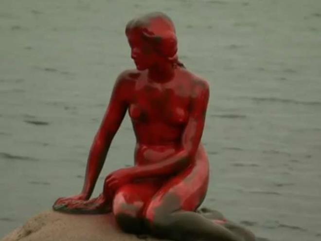 <strong>4. Kopenhag&#39;ta bulunan denizkz heykeli</strong>  Danimarka'nn bakenti Kopenhag'ta yer alan Kk Denizkz heykeli 2017 ylnn Mays aynda Danimarka'ya bal Faroe Adalar'nda yaplan balina avlarn protesto etmek amacyla krmzya boyand.