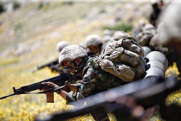 Dnyann en zorlu askeri eitimlerinin verildii Isparta Eirdir Da Komando Okulunda Trkiye'nin farkl yerlerinden gelen astemenler, meslekleri farkl olsa da vatan koruma hedefi dorultusunda zorlu bir eitime tabi tutuluyor.