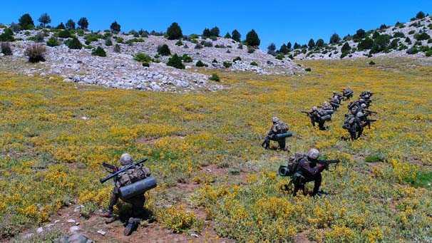 Senaryo gerei helikopterle dman blgesine hava hcum harekatyla yakn bir noktaya braklan astemenler, brakldklar blgede ilk olarak kendi gvenliklerini salyor. Daha sonra dman blgesine szmaya balayan astemenler, dman unsurlarnn gerekletirdii pusuya annda karlk vererek tehdit unsurlarn bir bir yok ediyor.