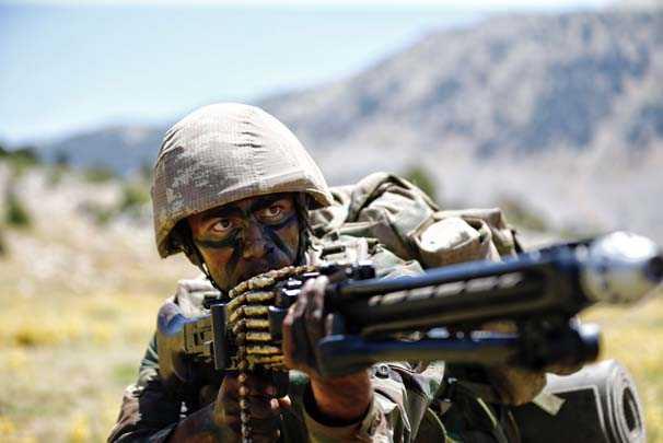 Temel eitimin ardndan astemenler 10 hafta boyunca ounluunun grev yapaca terrle mcadele blgelerine benzer arazilerde eitimlerine devam ediyor.