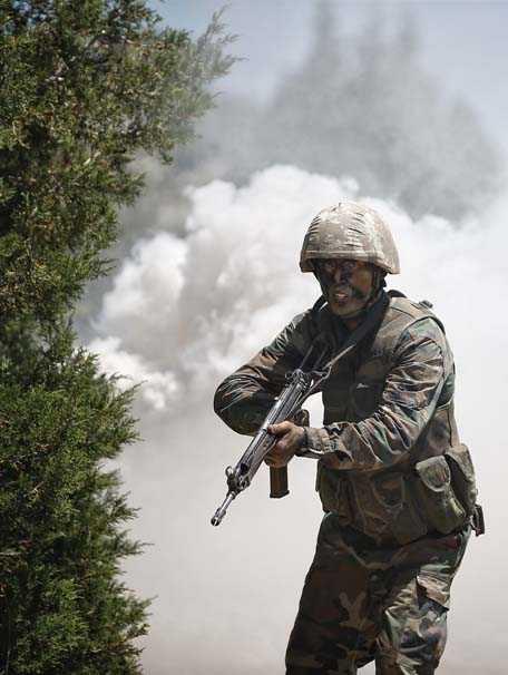 Her saat diliminde grev yapma kabiliyetini kazanmak iin farkl zamanlarda gnde 15 saat boyunca eitim faaliyetlerini srdren astemenler, 13 hafta boyunca rendiklerini gerekletirdikleri tatbikatla sonlandryor.