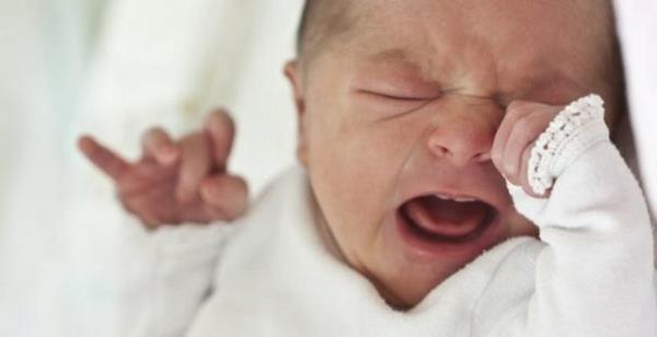 ocuklarda ve zellikle bebeklerde, sindirim sistemi yanl evre koullar, alk durumlar, yetersiz beslenme, susuz kalma ve baz hastalklar uyku bozukluklarna neden olabilir.