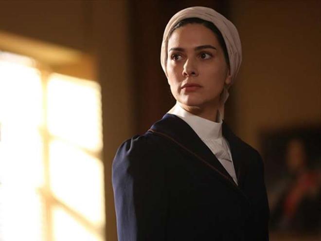 <strong>5. Berg&uuml;zar Korel (Vatanm Sensin)</strong>  Vatanm Sensin&#8217;in bir dier baar sebebi olan Bergzar Korel&#8217;e bakalm.  <p>  Halit Ergen ve Bergzar Korel&#8217;in kar-koca olarak bir kar-kocay canlandrmas zaten daha dizinin konusu ilk belli olduunda yeterince merak uyandrcyd.<p>    Bir de stne yle gzel oynadlar ki... Ekrandan kopmadan izlemek art oldu.  <p>  Bergzar Korel, blm bana 80.000 tl alyordu. O da aylk 320.000 tl bteye sahipti yani.    Kocasndan daha dk bir cret alyordu almasna ama para ayn eve giriyor sonuta zaten.    Keyifli ksm, ayn sette srekli beraber olup uzak kalmamakt sanrm.