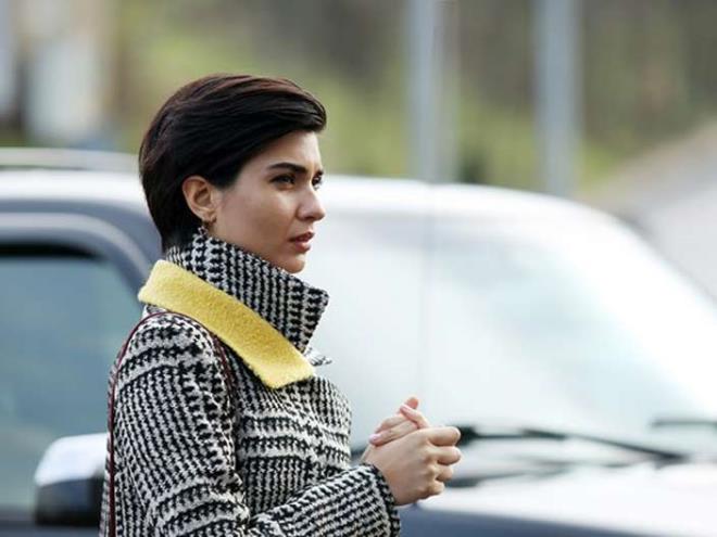 <strong>3. Tuba B&uuml;y&uuml;k&uuml;st&uuml;n (Cesur ve G&uuml;zel)</strong>  Gzelliiyle adndan daima sz ettiren Tuba Bykstn, Cesur ve Gzel&#8217;de kvan Tatltu ile beraber ba rold.<p>    kili hakknda dizi sezonu boyunca &#8220;mkemmel ift&#8221; diye sz edildi.  <p>  Bykstn 2014 ylndaki projesi olan Kara Para Ak dizisinden blm bana 65.000 tl kazanyordu.<p>    Aradan geen iki yl iinde Tuba Bykstn cretine gzle grlr ekilde iki kat zam yapt.    Cesur ve Gzel&#8217;de blm ba kazanc 100.000 tl&#8217;ye frlad.    Aylk kazanc 400.000 tl&#8217;ydi.