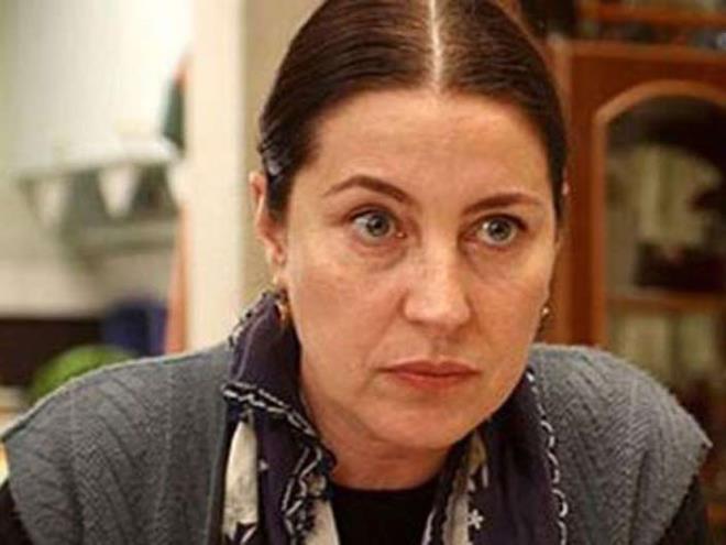 <strong>9. Vahide Per&ccedil;in ( Anne)</strong>  Vahide Perin her zaman ok baarl ve ok sevilen bir kadn oyuncu.  <p>  Hangi rol oynarsa oynasn Vahide Perin iin ar srtt gibi bir yorum yapmak zor mesela.<p>    Muhteem Yzyl&#8217;da Meryem Uzerli&#8217;den sonra herkese bir garip gelmi olsa da roln ok iyi oynad ve o kadar gl , oturmu bir karakterden sonra bile kendini izletme becerisine sahip olmas buna en byk kantt bence.    Vahide Perin&#8217;de ayn rol arkada gibi blm ba 80.000 tl&#8217;yle aylk 320.000 tl kazanca sahipti.