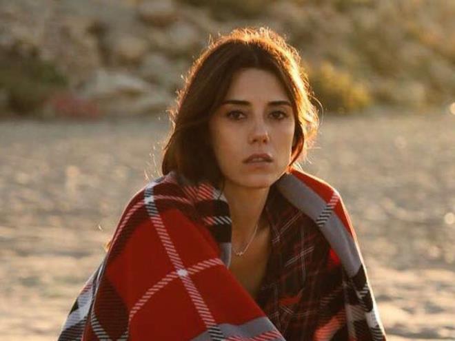 <strong>8. Cansu Dere ( Anne)</strong>  Cansu Dere upuzun bir aradan sonra Anne dizisiyle ekranlara geri dn yapt.  <p>  Bir sezondan fazla srecei dnlen dizi getiimiz sezon sonu maalesef final yapt.<p>    Neden maalesef diyorsun derseniz bence son blmleri hari ok baarl ve gl mesajlar ieren bir diziydi.    ocua iddeti daha yrekten hissedip daha net grebileceimiz baka hibir proje olmamt nk.    Cansu Dere, bitse de adndan mutlaka sz ettirecek bir dizide ba rol kabul ederek bence ok isabetli bir seim yapt.    Blm bana 80.000 liraya anlat diziden gelen aylk kazanc 320.000 tl&#8217;ydi.