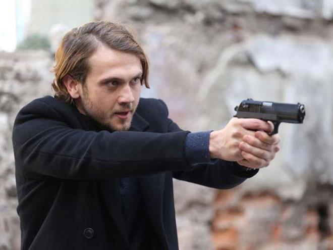 <strong>7. Aras Bulut ynemli (&ccedil;erde)</strong>  Bir dier baarl gen oyuncu Aras Bulut ynemli.    <p>erde gibi baht ar ak ve baarl bir dizide oynayarak nne n katt.<p>    Hatta kendini bu diziyle bizlere kantlad desem yeridir bence.    irdii her rol oynayabileceini  Trk milletine kantlayan bir baka yakkl...    ynemli, aylk 135.000 tl&#8217;ye anlam erde ekibiyle.    Blm ba 33,5 bin tl&#8217;ye denk geliyor bu cret de.