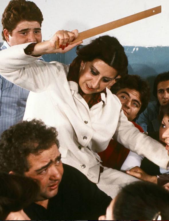 Sevgili Perran Kutman rolne kendini kaptran iyi bir oyuncu, rahmetli Feridun gerekten trsma benziyor.. Hrn ama Badi Ekrem'e duyduu sevgi ile ak kadnna dnen kz-olan kz Hrrem hoca tiplemesi.