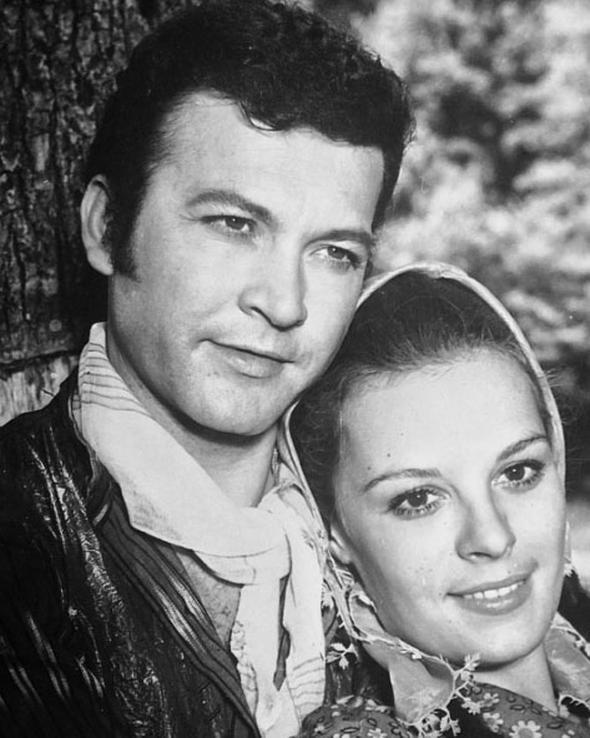 Senede Bir Gn (1971)  Emin &#10084; Nazl...