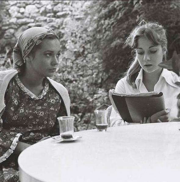 aban Olu aban filminden Itr Esen'in set ziyaretinde, Sevda Aktolga'y altrrken ekilmi bir kare bu. Filmde olsun olmasn asla birbirlerini brakmadklarnn, bir aile gibi hissettiklerinin en gzel rnei..