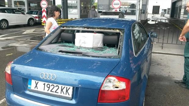 Ceviz byklndeki dolu nedeniyle aralarn camlar krld.