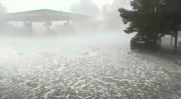 Kent merkezinde aniden bastran yamur nedeniyle mazgallar tkand, caddeler suyla kapland.