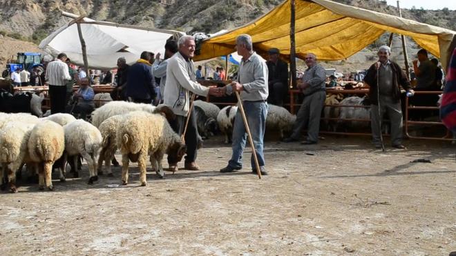 Gerek bir pazarlk srasnda aklda tutulmas gereken birka nemli nokta var:<p>    &#8226; Asla doyum noktanz paylamayn. Kabul etmeye hazr olduunuz en kt anlamay kabul ederseniz ne olacan tahmin edin. Onu kabul edersiniz nk tm kaldrac kaybettiniz.