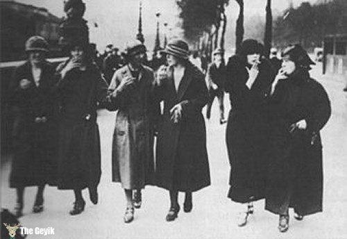 Kadnlarn toplum iinde sigara ime &#8221;zgrl&#8221;     <p>Bernays&#8217;n en bilinen almalarndan biri kadnlar sigara imeye ikna etmesidir. Kadnlarn sigara imesinin tabu olduu yllarda Bernays, bir grup kadn ellerine sigara tututurarak caddelerde yrtmesi, halkla ilikiler dnyasnda efsanelemi bir eylemdir. Bu eylem sonunda sigarann atei &#8220;zgrlk mealesi&#8221; olarak anlr olmu, kadnlara sigara sat artmaya balam. Sigaray g ve bamszlk olarak simgeleyen Bernays, kitleleri maniple etmeyi yine baarmtr.