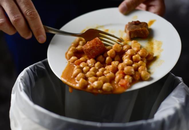 Edward Bernays gnmz tketim toplumunun oluturulmasna n ayak olan, markalarn sat stratejisi belirlemede rehber olarak kulland ve halkla ilikiler kavramn ilk kez ortaya atan kiidir.