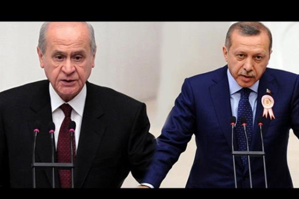 Sosyal medya pratiinin evrimii (online) gnce; gnlk gibi iledii (siyasi parti ve genel bakan gnlk programlarnn paylalmas ve gelimelerin anbean aktarlmas),