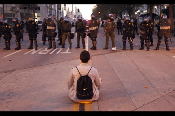 Kavram ve olgu olarak sosyal medya ieriinin (zellikle Arap Bahar, Wall Street eylemleri ve Gezi Park protestolar srecinde) zaman, mekan ve ideoloji leinde farkl ifadelerle aklanabildii (tehdit; tehlike ya da hak; halk medyas gibi sylemler),