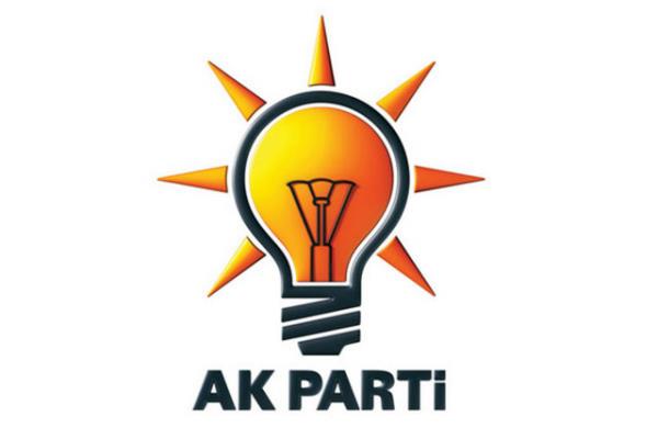 Sanal "krs" eklinde kullanmn, retoriin geleneksel medyaya duyulan ihtiyac ksmak hedefiyle "kendi" medyasn (etkinlik haberlerini; gelimeleri kendi "filtre"si ile 7/24 sunabildii, zel TV benzeri yayn; video paylam yapt; yapabildii), ideoljoik anlayn, kimlik inasn organize edebilmek adna aktif edildii (zellikle AKP Genel Bakan Facebook ve Twitter hesaplaryla, BDP ve MHP Facebook kanallarnda),