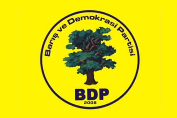 BDP'nin sosyal medyadaki var olu biiminin parti; rgt odakl olduu, "oklu" temsil ve (en) aktif kullanmla sregeldii (bu algnn yaratlan "kalabalk; kitle" mizanseniyle desteklendii),
