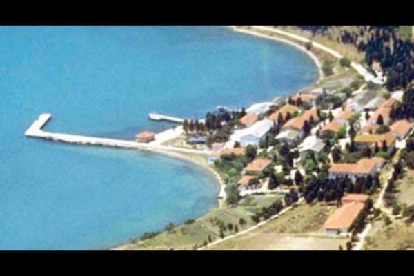 Somut (fenomenal) gerein sanal; siber aleme sylem (BDP kanallarnda "Sayn" calan sylemi, Krte yer ve etkinlik bildirimleri; MHP ve CHP hesapalrnda Trke ve Atatrk'e sk sk atf yaplmas gibi) ve ierik (parti kurumsal etkinliklerinin, grup toplantlarnn, olumlu imaja ynelik gelimelerin dile getirilmesi gibi) baznda getii; tand; aynaland ("zm sreci; mral grmeleri", "Paris cinayetleri", "yarg paketleri ve KCK davalar", "Nevruz kutlamalar", "Birand'n ve Grses'in vefat" gibi gndem satr balarnn parti ve genel bakan hesaplarnda kapsam olarak "ortak" ierik nteliinde olmas),