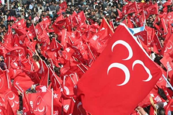 Facebook'ta birbirini tekrar eden ifadelerin; mesajlarn; grsellerin -zellikle MHP ve BDP Facebook hesaplarnda- belirli aralklarla veya dzensiz zaman dilimlerinde paylalmas; bu durumun etki dzeyini artrmaya ynelik abann uzants olarak sosyal medya politikas haline gel(ebil)mesi,