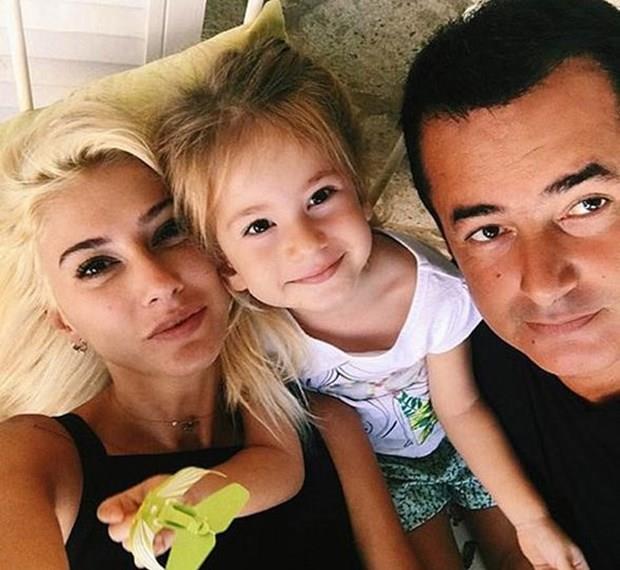 26 yandaki stilist, &#8220;Dostlarmz da yanmzda olacak. Onlarn yol yorgunu olmamalar iin dn gelmelerinden bir gn sonra yapmaya karar verdik&#8221; dedi.