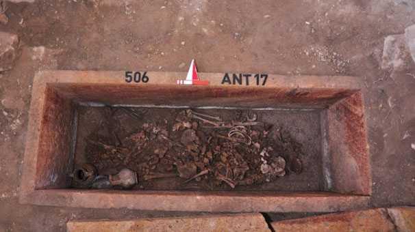 Prof. Dr. Grcan Polat, &#8220;Antandros Antik Kenti`nde 10 Temmuz&#8217;da balayan kaz almalarnda M.. 5`inci yzyla ait bir lahit mezar gn na karlmtr. Olaslkla ayn aileye mensup birisi yetikin kadn, dieri yetikin erkek olmak zere iki kiinin gmld mezara birisi Yunanistan&#8217;n Atina kentinden antik dnemde ithal edilmi kase ile iki pimi toprak masa amphoras, birisi bronz, dieri demir iki strigilis hediye olarak braklmtr&#8221; dedi.