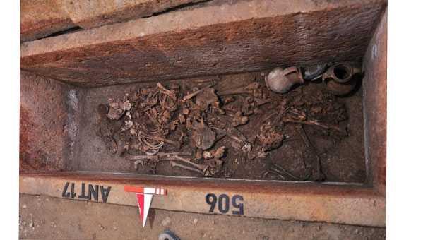 2 bin 500 yl sonra tekrar gn yzne kan lahitte biri kadn iki yetikine ait kemikler ve eitli objeler bulundu.