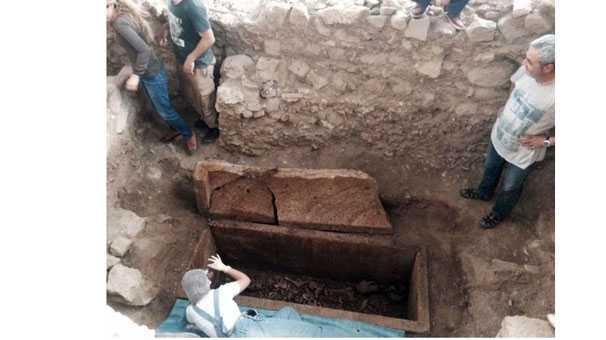 Son olarak nekropol alannda ortaya kan bir lahit mezar, Kaz Bakan Prof. Dr. Grcan Polat ve ekibi tarafndan ald.