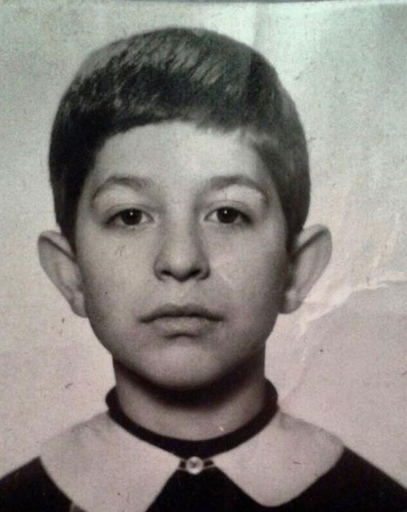 Cem Ylmaz fotorafn altna '1980' notunu dt...