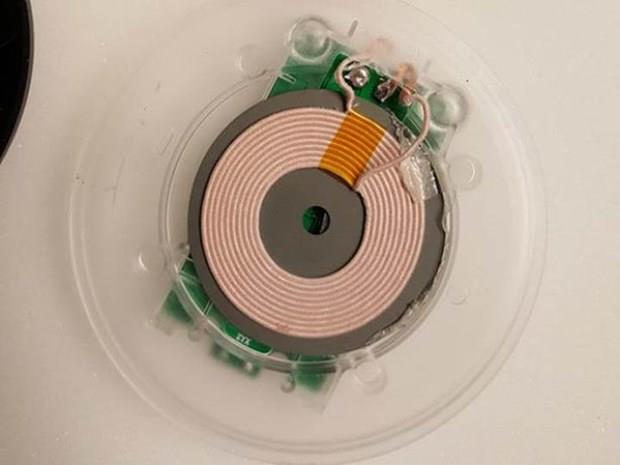 Zira iPhone 8'in kablosuz arj pedine ait olduu iddia edilen grntler szdrlm durumda.