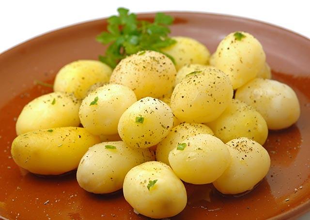 Patates  <p>  Patates, en yksek kalorili sebzelerden biri. Bu yzden patatesi sabahlar tketmelisiniz. C vitamini v e B6 vitaminleri ieren patates, zellikle eer frnlanrsa vcudunuza en faydal besinlerden biri olabilir.