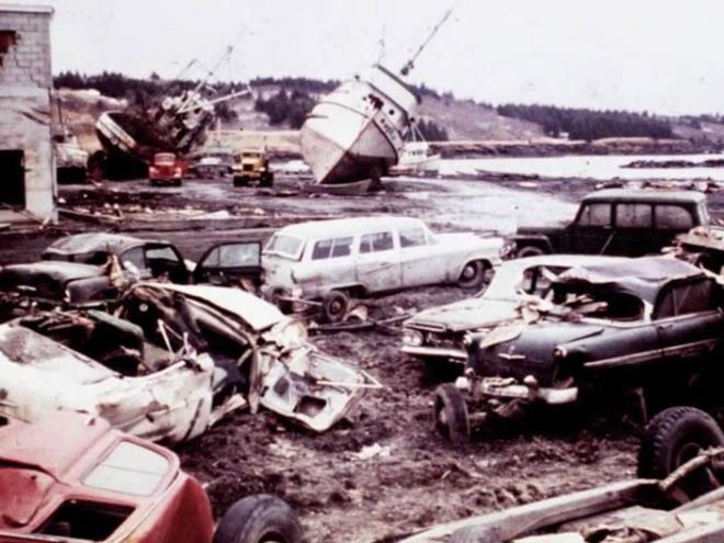 <strong>2. Prince William Sound, Alaska, ABD (28Mart 1964) - 9.2</strong>  ili'de meydana gelen depreme nazaran Alaska'daki 9.2 byklndeki deprem daha az hasar verdi.  <p>  9.2'lik depremin ardndan meydana gelen dev dalgalar sonucu 128 kii hayatn kaybetti.  <p>  Deprem 311 milyon dolarlk hasara yol at.<p>    Daha ok Alaska civarnda hissedilen depremden Kanada ve Hawaii'de etkilendi ve en ok hasar depremin merkez ssne 120 kilometre uzaklkta yer alan Anchorage kentinde olutu.    9.2 byklndeki Alaska depremi yaklak 3 dakika srd.