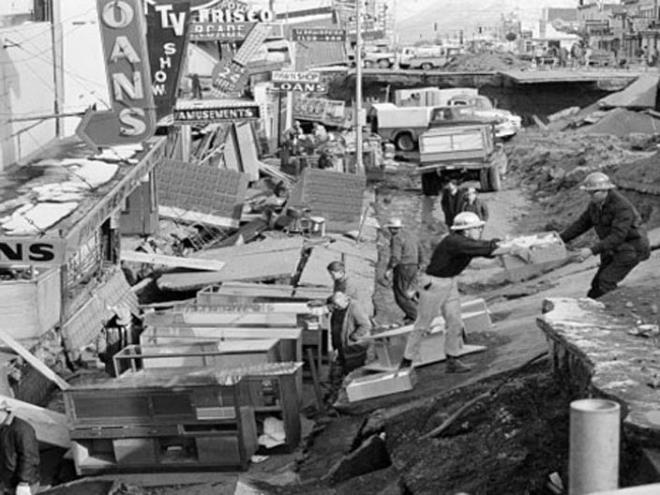 <strong>8. Rat Adalar, Alaska, ABD (2 Nisan 1965) - 8.7</strong>  Alaska'da meydana gelen bu depremin asl zarar yer sarsntsndan daha ok dev dalgalar sebebiyle meydana geldi.  <p>  Hibir lmn yaanmad 8.7'lik deprem 10 bin dolar maddi zarara sebep oldu.