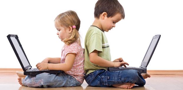 "Bu bamllktan kaabilmek gnmz dnyasnda ok ama ok zor. Yapmak istediiniz ey temelde o kiiyi, o gelecekteki SZ'i, doru eyi yapmak iin zorladnzdan emin olmak."<p>    Bir arkadanzn evine yemee gittiinizde telefonunuzu masann zerine koymayn. Brakn ayakkablkta asl olan ceketinizin cebinde kalsn. Bylece yemei ve sohbeti blecek ekilde sk sk telefonunuza bakmam olursunuz. Muhtemelen ceket cebinize gitmeye de enirsiniz.