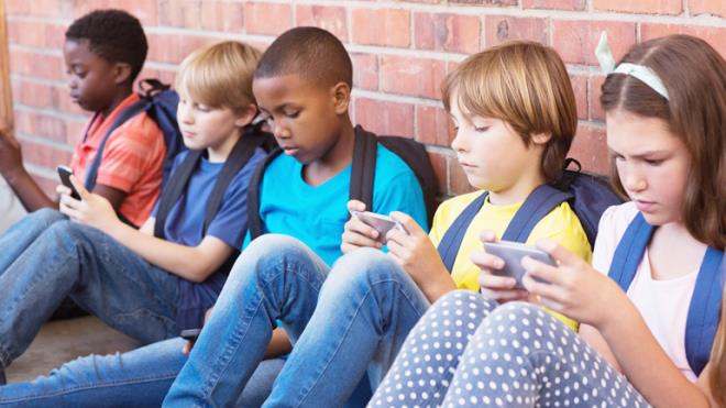 Yani bu ryadan uyanmak iin mutlaka uyandrlmanz gerekiyor. Kendi kendinize uyanmanz pek mmkn deil.<p>    Uyandrldnzda da, "Ne? 1 saat mi gemi?" oluyorsunuz haliyle.  <p>  Telefonunuzla o an ne yapmanz gerekiyorsa onu yapp, sonra olduu yere brakma alkanl edinmeniz lazm.<p>    Aksi halde labirentin iinde dolanr durursunuz.<p>    te bu sizin 'durdurulma kuralnz'dr. Adam anlatyor:<p>    "Durdurulma kural, telefonu yerine koymanz gerektii an simgeleyen bir kural. Daldnz o tatl hlyalardan sizi uyandran, baka bir ey yapma vaktinizin geldiini gsteren, iinde bulunduunuz gezegene dnmeniz gerektiini iaret eden bir kural bu."<p>    Durdurma kural, sonu gelmez baknmalarnza bir son verebilir.