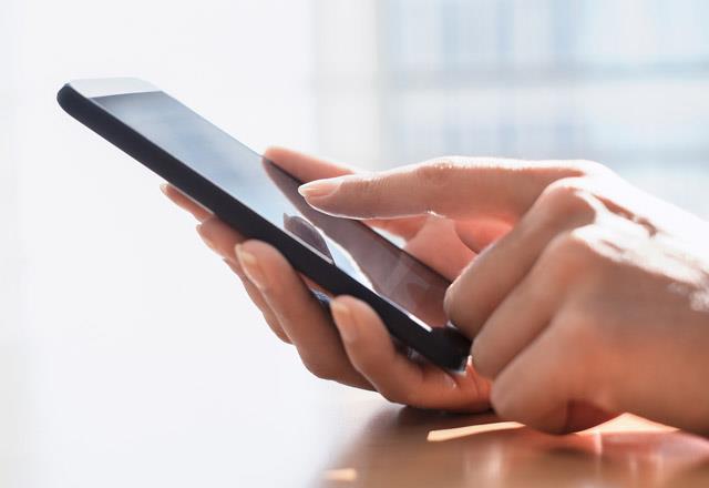 Endie anda yayoruz. Ve telefonlar bu endielerimizi ksa sreliine yattryor. Hem yattryor, hem de uzun vadede endieleri artryor.     <p>Baz aratrmalar akll telefonlarn 'yetikin emzii' olduunu sylyor. Huysuzlanyoruz, canmz sklyor; emziimizi alnca rahatlyoruz.  <p>  Peki ne yapmalyz?