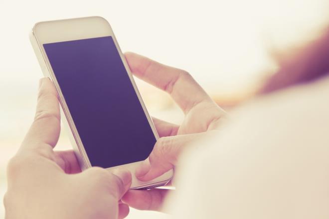 4- Bu alkanlnzn yerine bir bakasn koymanz gerek<br /> &nbsp;  Akamst iten eve gelmisiniz, kanepeye uzanmsnz, yle derin bir nefes alyorsunuz ve sonra eliniz yine otomatik olarak telefona gidiyor.<p>    Hayr, durun! Kanepeye oturduunuzda telefonunuzu uzaa koyun. Normalde telefonunuzun olaca yere ise, uzun zamandr okumak istediiniz bir kitab yerletirin.<p>    Bylece telefonunuzu kontrol etmek iin elinizi uzattnzda, kitaba dokunacaksnz.<p>    Kt bir alkanln yerine iyisi gelecek. <p>    Telefonunuzu kontrol etmek istediinizde, yannzda duran kitaptan bir sayfa okuyun.